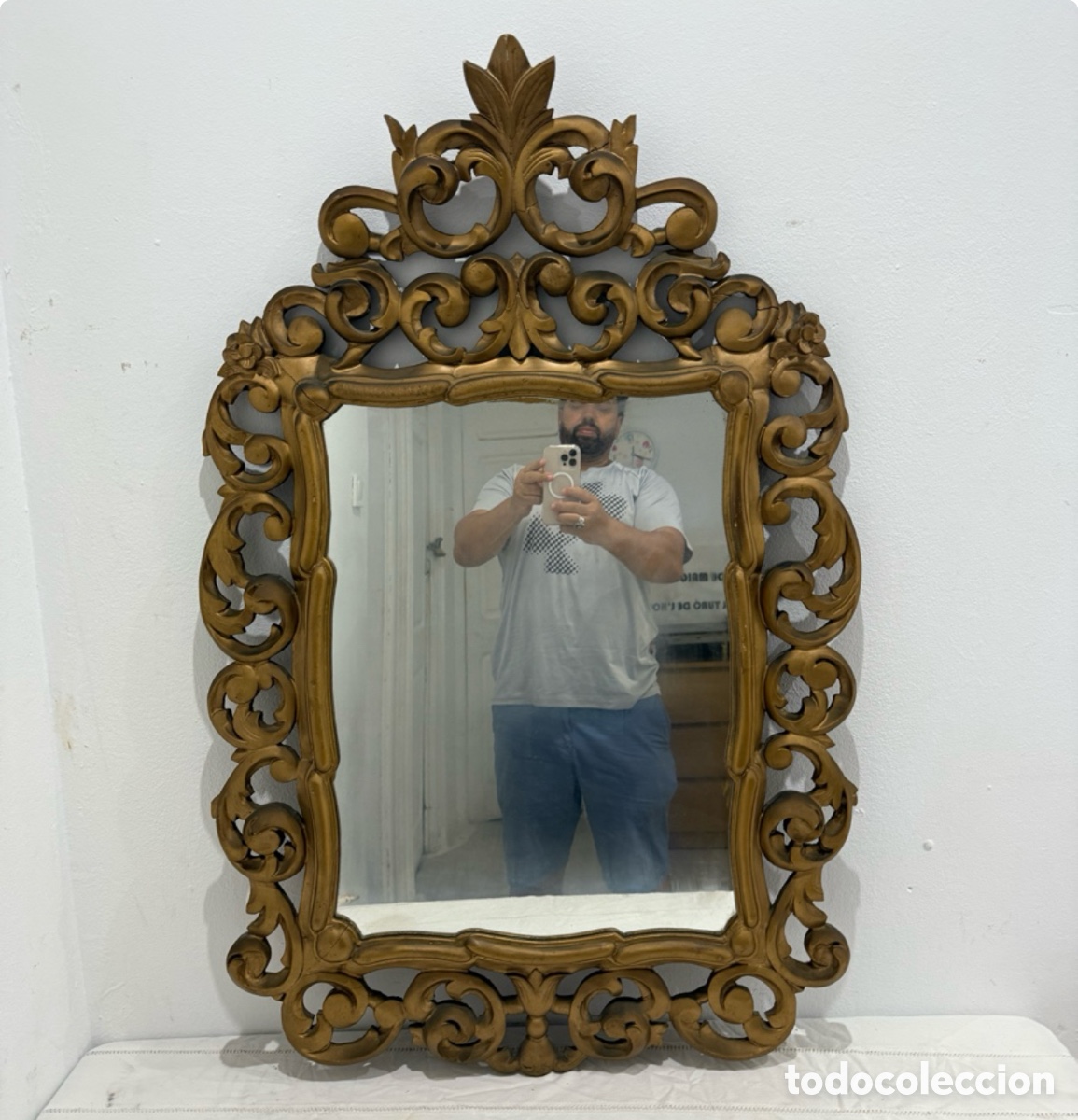 Antig&uuml;edades: Gran espejo cornucopia de madera tallada &ndash; Siglo XIX / principios XX &ndash; 105 &times; 75 cm