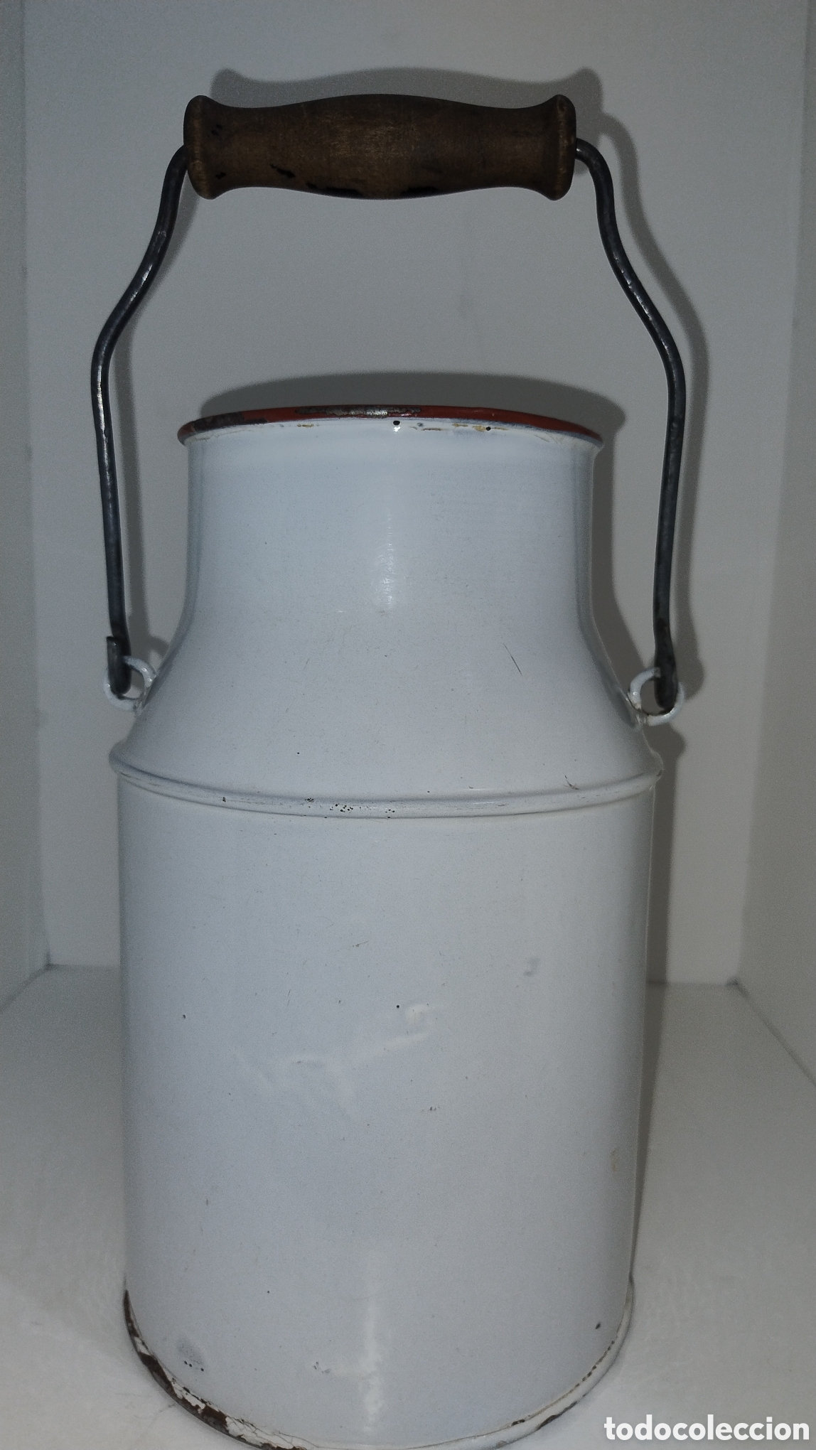 Antig&uuml;edades: Lechera de hierro esmaltado en blanco