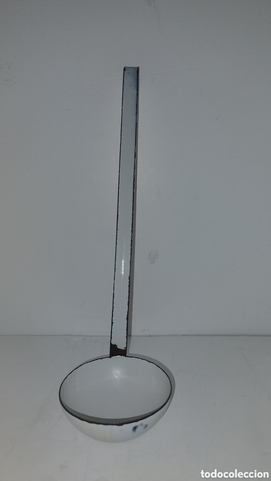 Antig&uuml;edades: Cazo, cuchar&oacute;n de hierro esmaltado en blanco