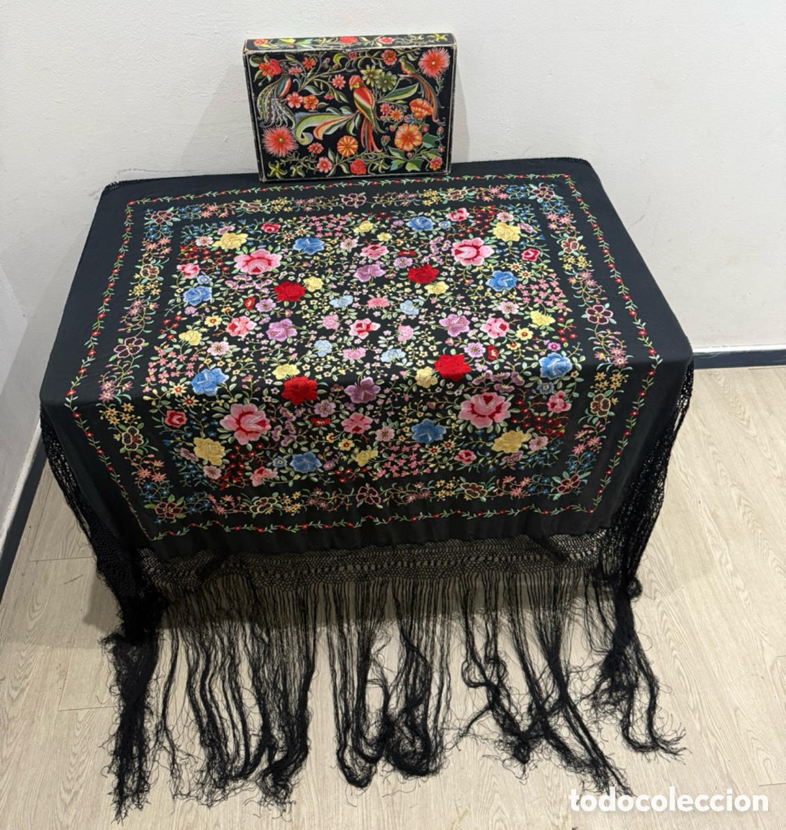 Antig&uuml;edades: Magn&iacute;fico Mant&oacute;n de Manila de seda natural bordado a mano &ndash; Con caja original.