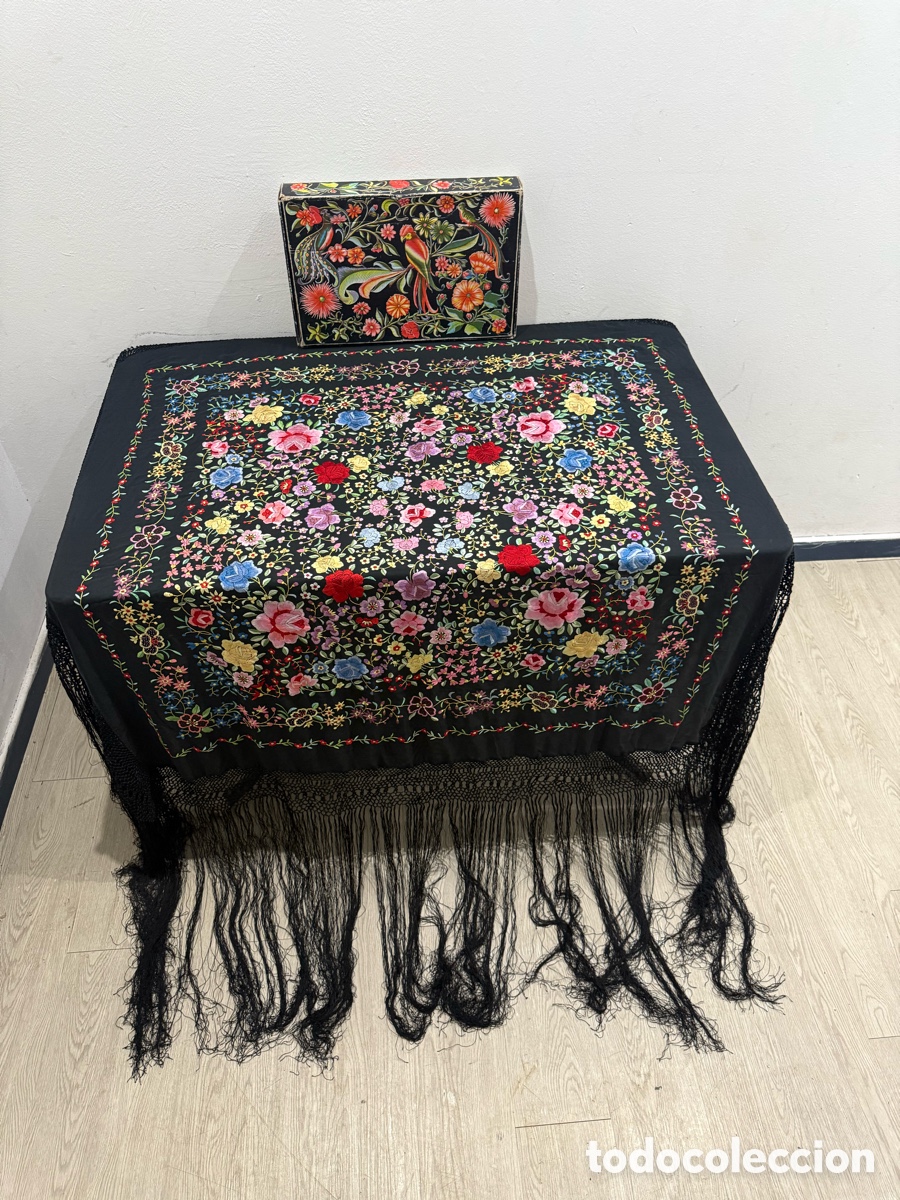 Antig&uuml;edades: Magn&iacute;fico Mant&oacute;n de Manila de seda natural bordado a mano &ndash; Con caja original.