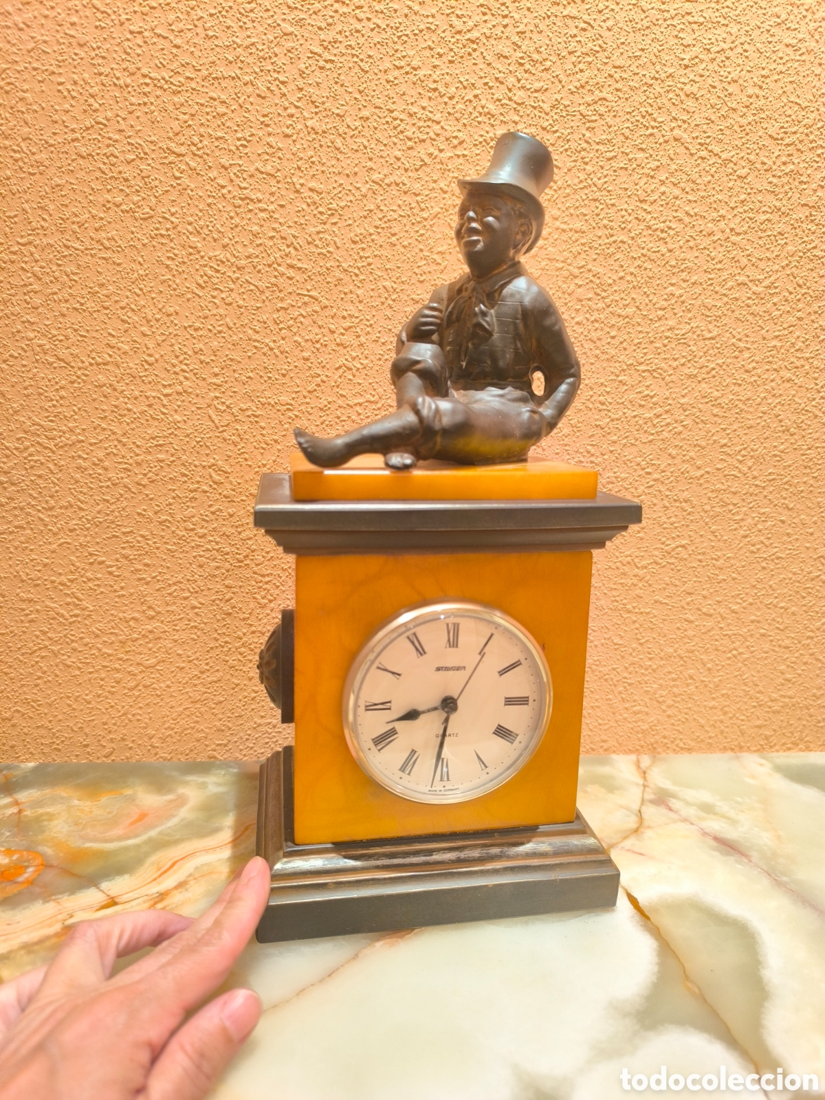 Antig&uuml;edades: Reloj de m&aacute;rmol con figura decorativa n&uacute;meros romanos