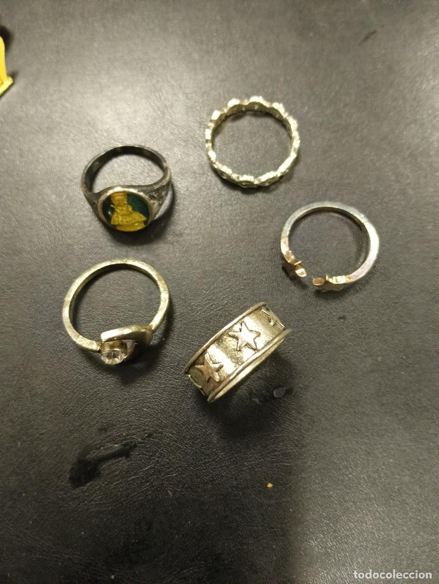Antig&uuml;edades: LOTE DE 5 ANILLOS DE PLATA DIFERENTES MOTIVOS