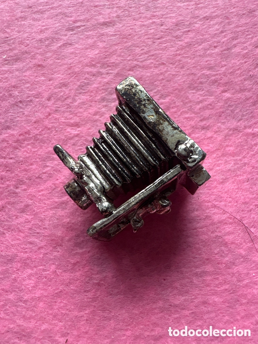 Antig&uuml;edades: Figura miniatura en plata de ley ba&ntilde;ada, c&aacute;mara fotogr&aacute;fica antigua (A17)