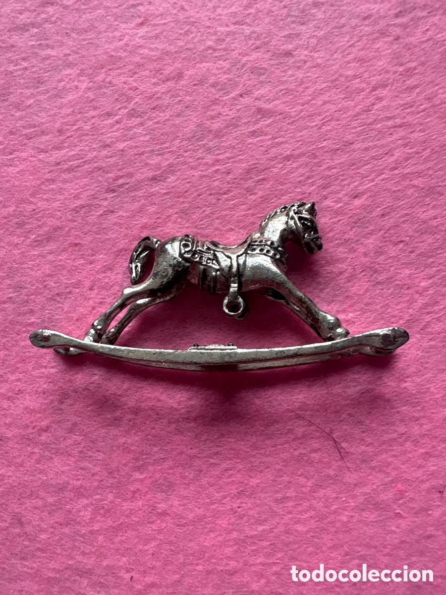 Antig&uuml;edades: Figura miniatura en plata de ley ba&ntilde;ada, caballo balanc&iacute;n (A17)