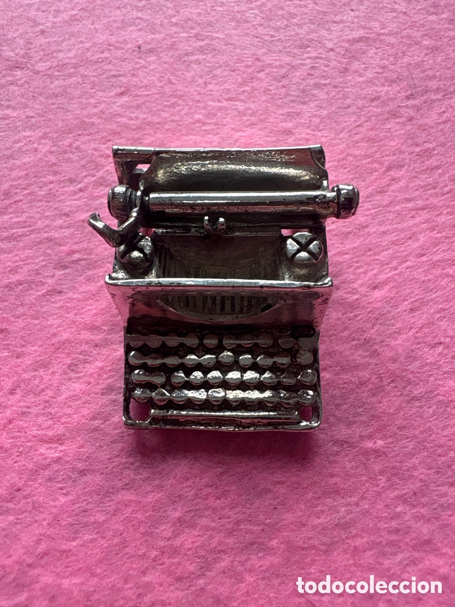 Antig&uuml;edades: Figura miniatura en plata de ley ba&ntilde;ada, m&aacute;quina de escribir (A17)