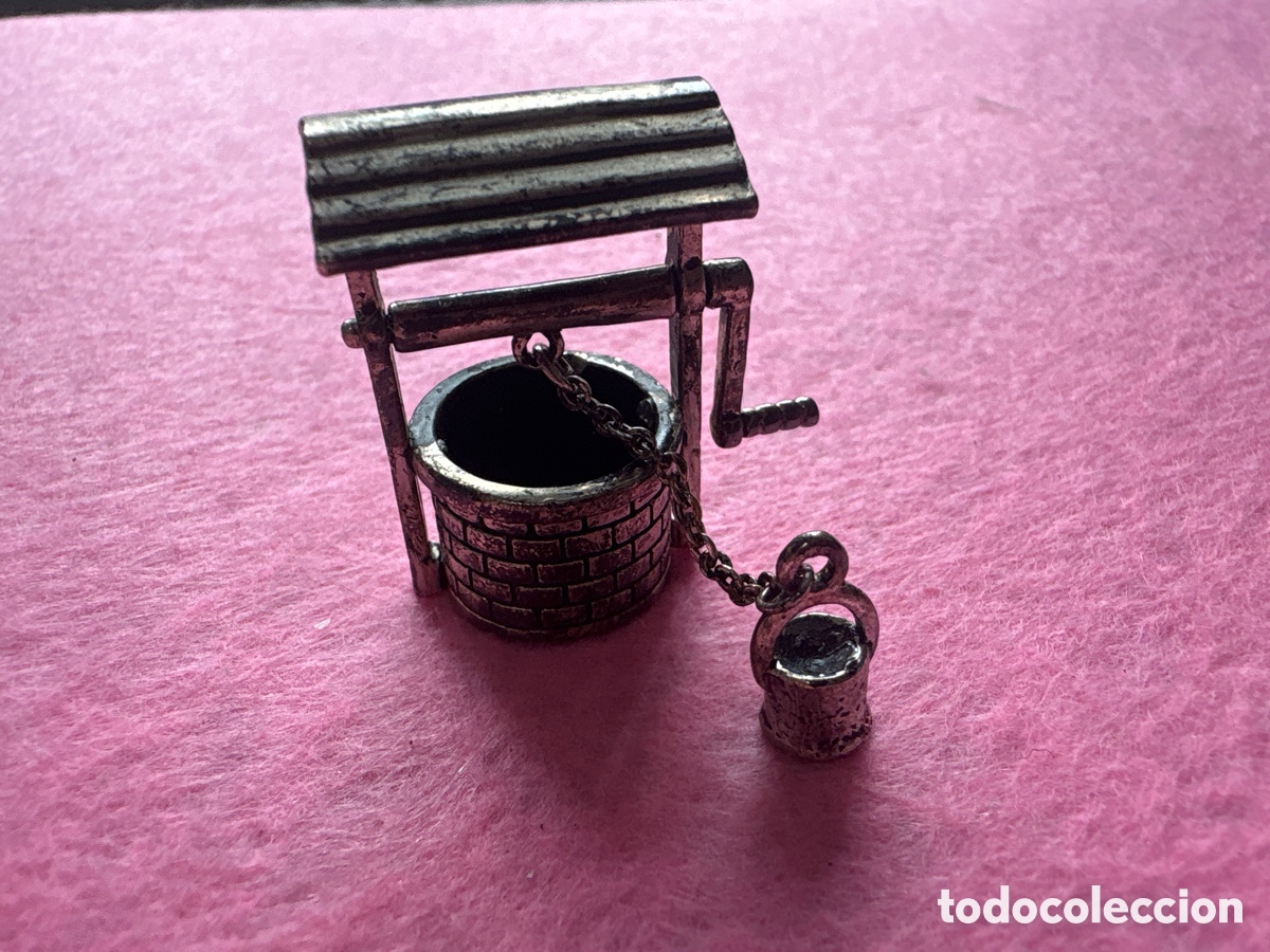 Antig&uuml;edades: Figura miniatura en plata de ley ba&ntilde;ada, pozo de agua (A17)