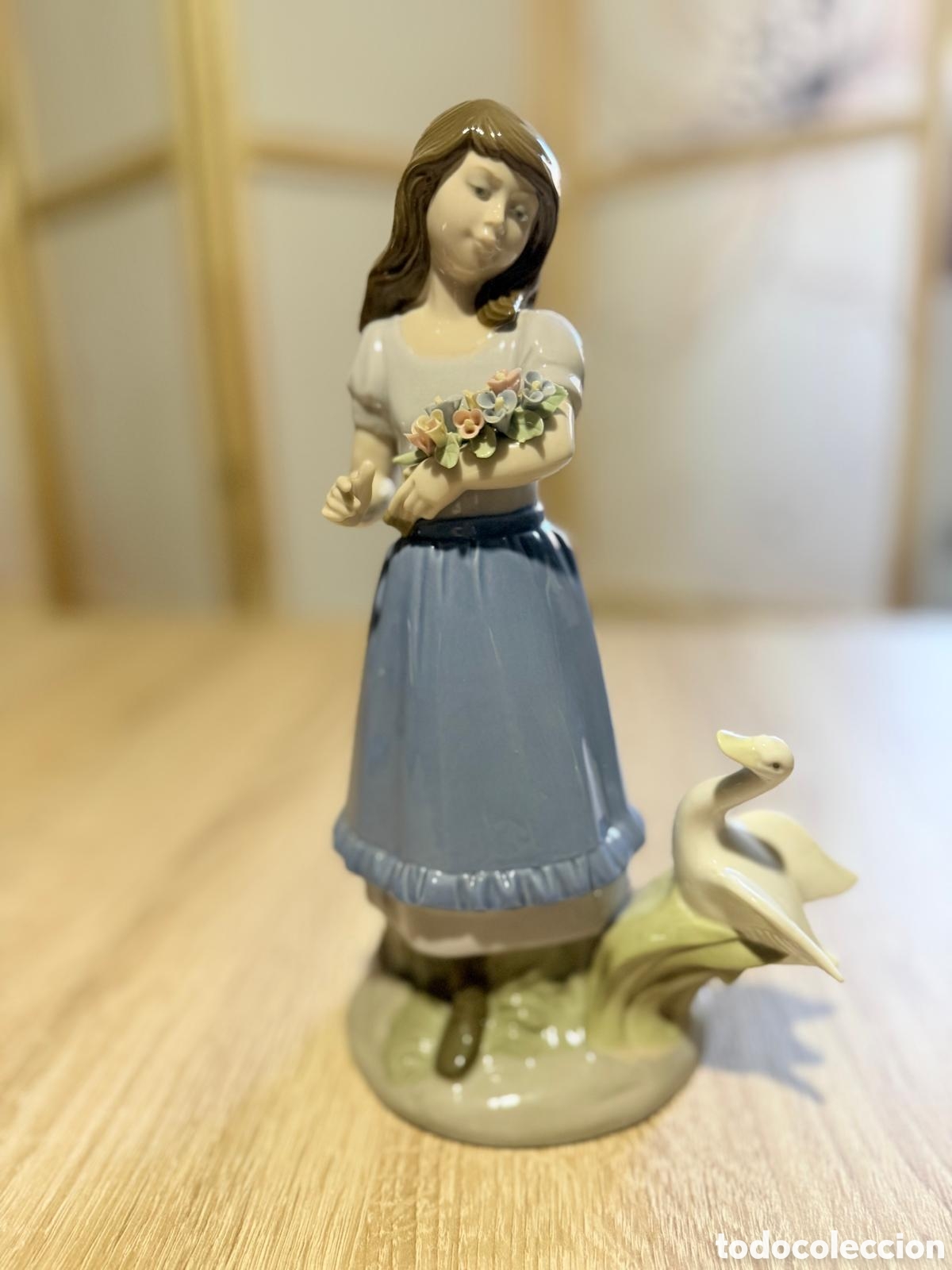 Antig&uuml;edades: Nadal porcelana espa&ntilde;ola &ndash; Ni&ntilde;a campesina con flores y ave &ndash; 26 cm &ndash; vintage