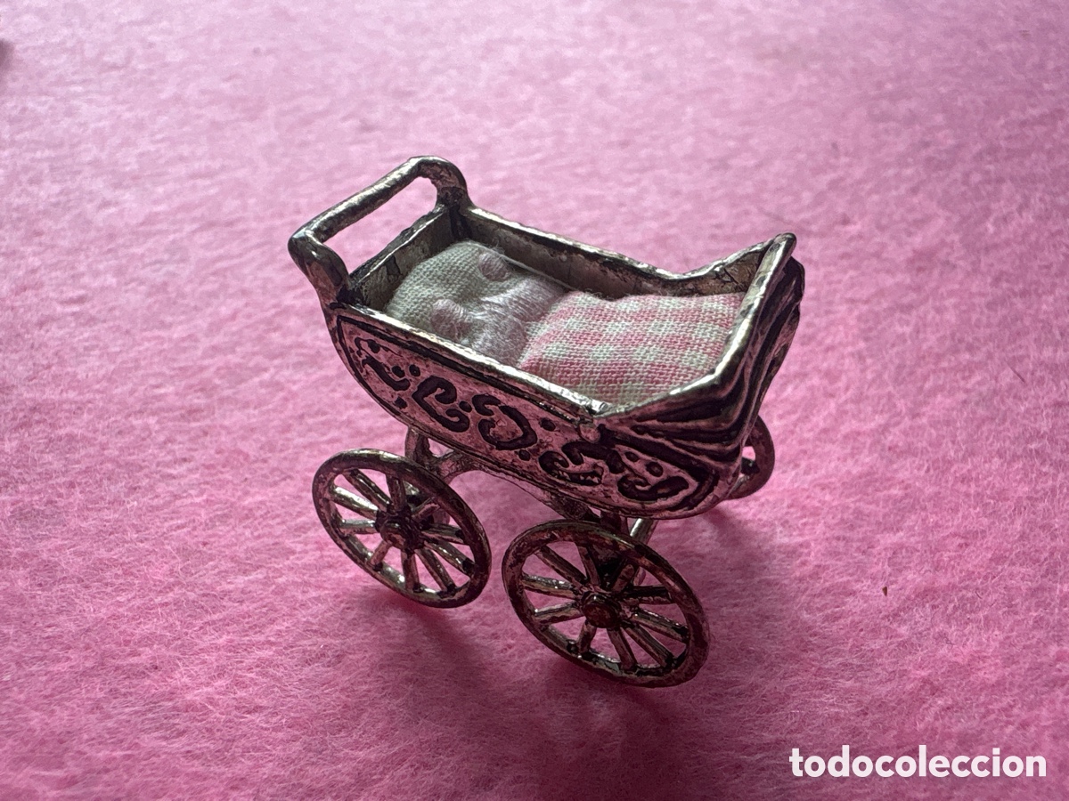 Antig&uuml;edades: Figura miniatura en plata de ley ba&ntilde;ada, carrito de beb&eacute; (A17)