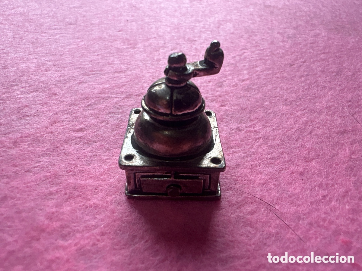 Antig&uuml;edades: Figura miniatura en plata de ley ba&ntilde;ada, molinillo de caf&eacute; (A17)