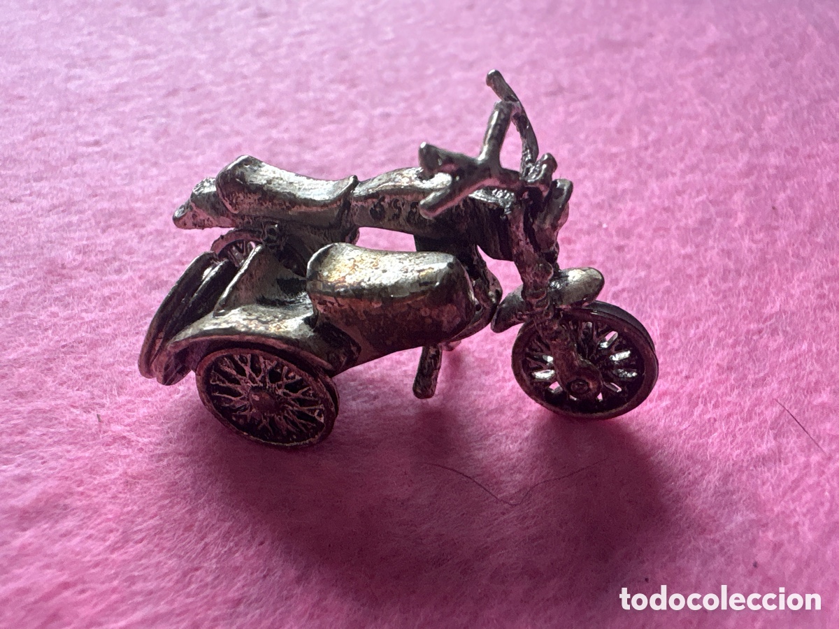 Antig&uuml;edades: Figura miniatura en plata de ley ba&ntilde;ada, moto con Sidecar (A17)