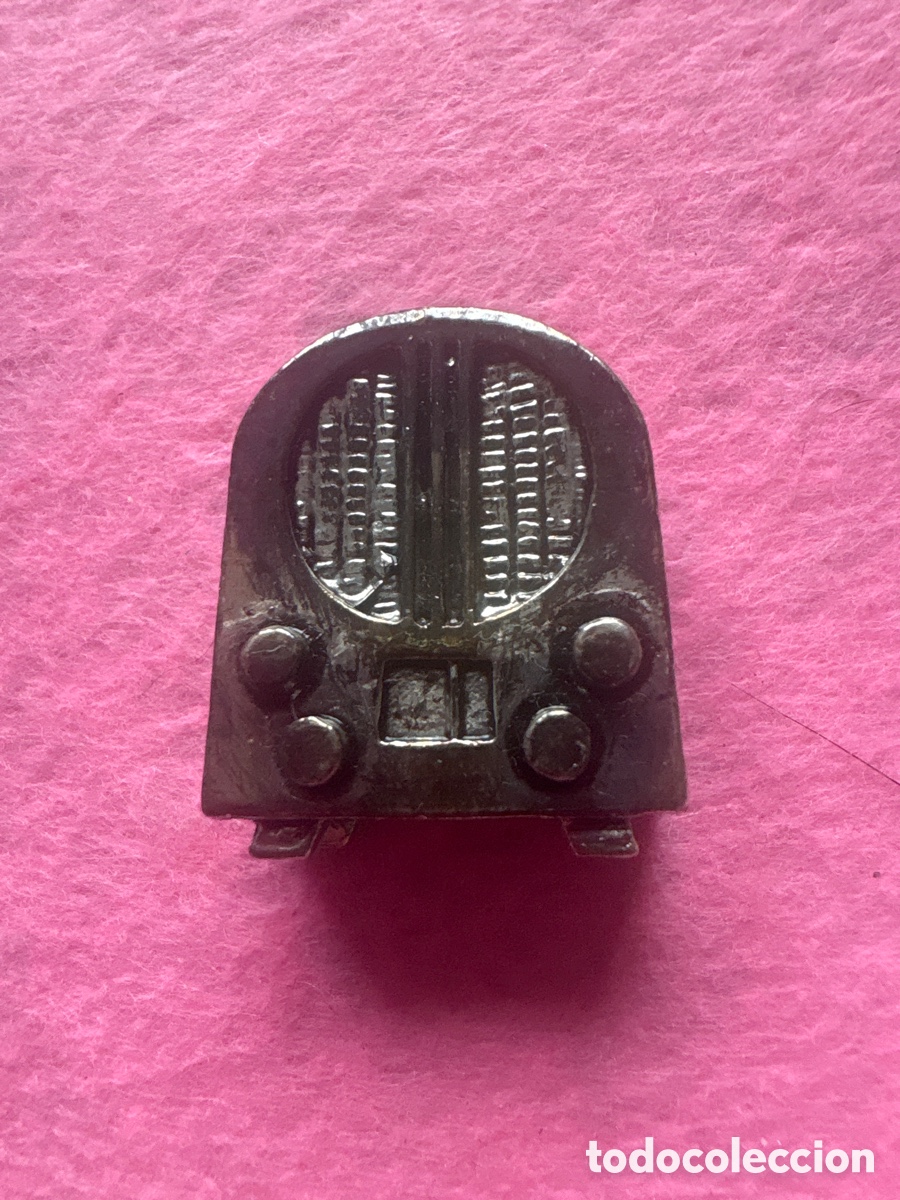 Antig&uuml;edades: Figura miniatura en plata de ley ba&ntilde;ada, radio antigua (A17)