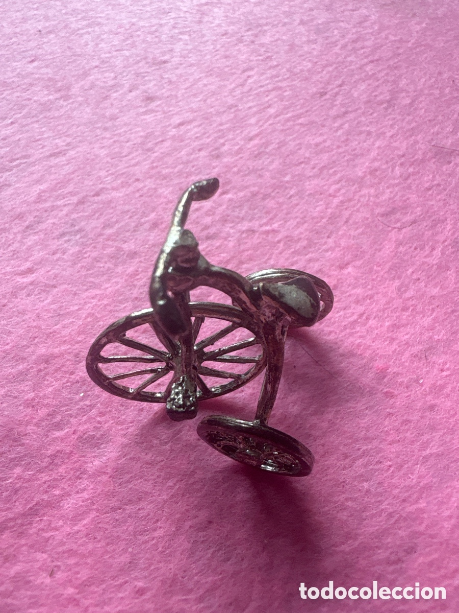 Antig&uuml;edades: Figura miniatura en plata de ley ba&ntilde;ada, velocipedo (A17)