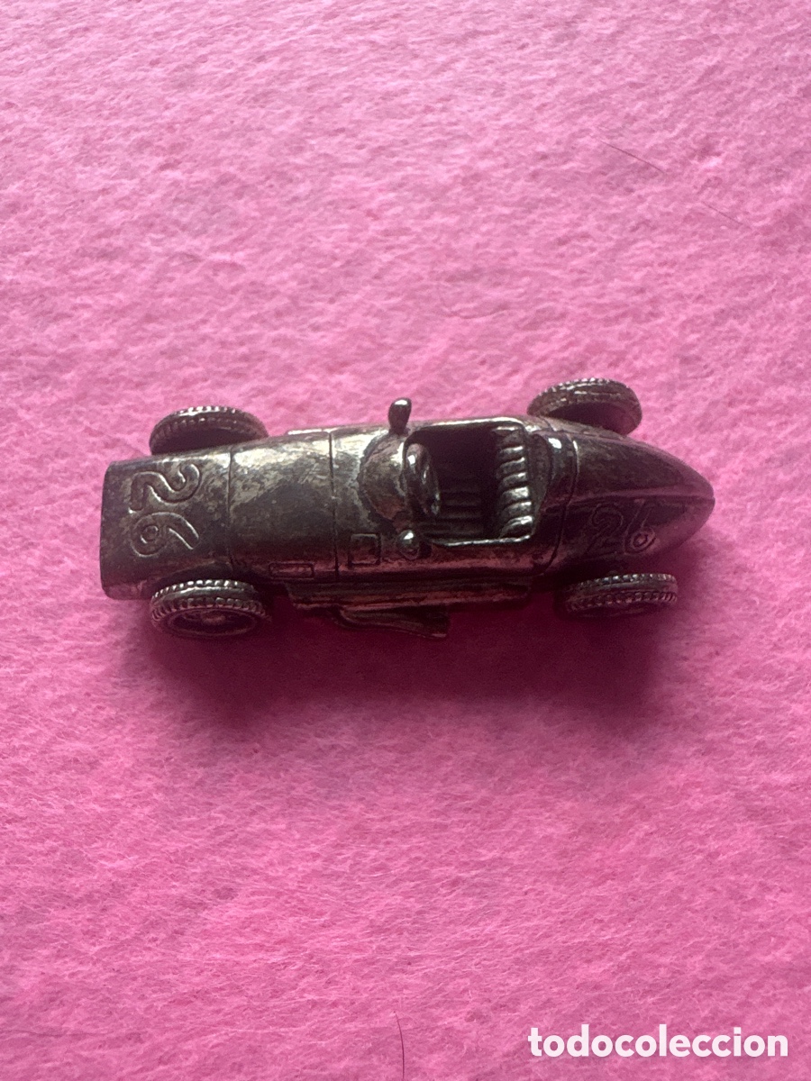 Antig&uuml;edades: Figura miniatura en plata de ley ba&ntilde;ada, coche de carreras (A17)