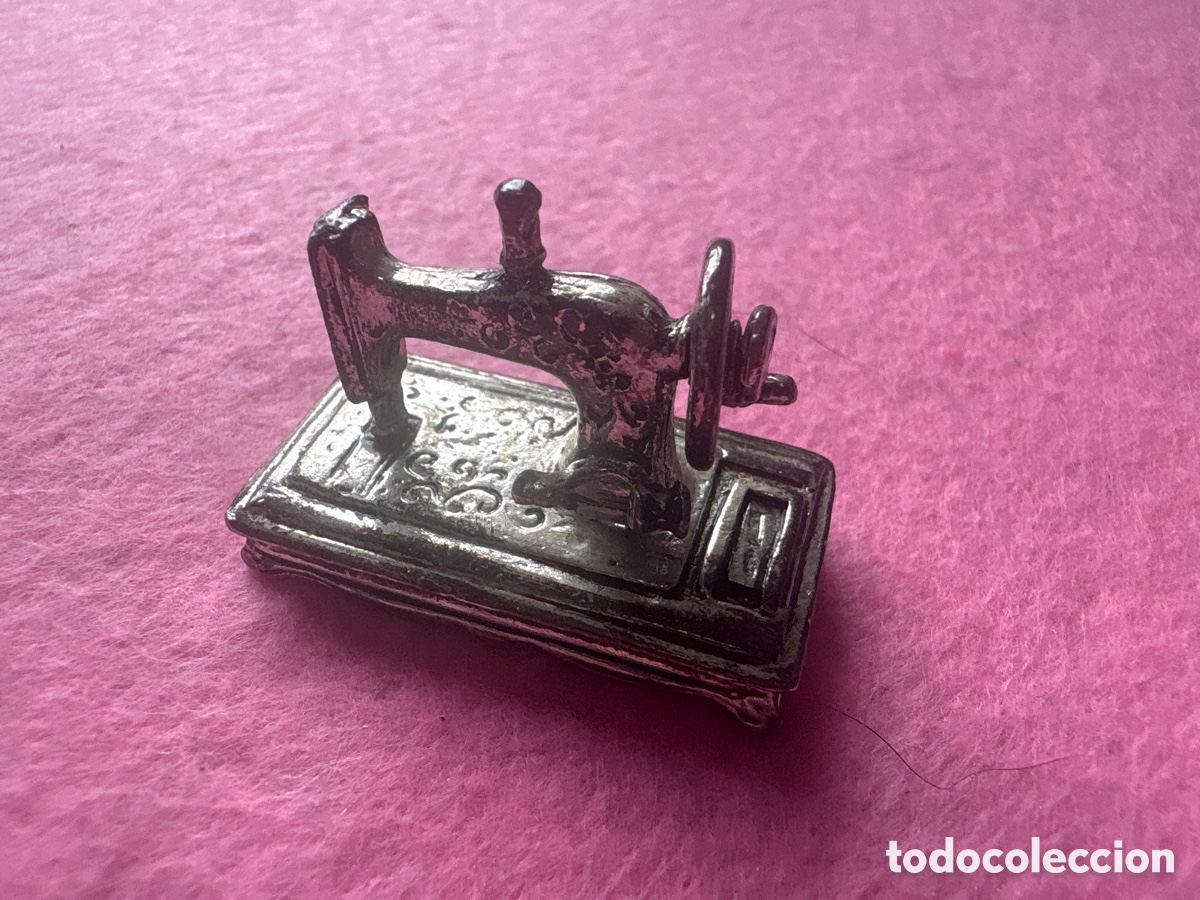 Antig&uuml;edades: Figura miniatura en plata de ley ba&ntilde;ada, m&aacute;quina de coser (A17)