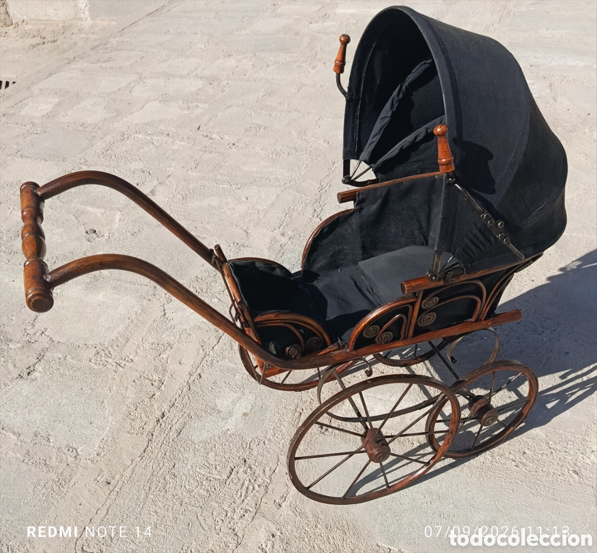 Antig&uuml;edades: Carro de mu&ntilde;ecas antig&uuml;o