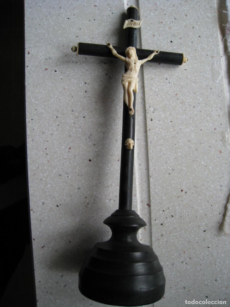 Antig&uuml;edades: Crucifijo de mesa de hueso o marfil buen estado altura 23 cms.