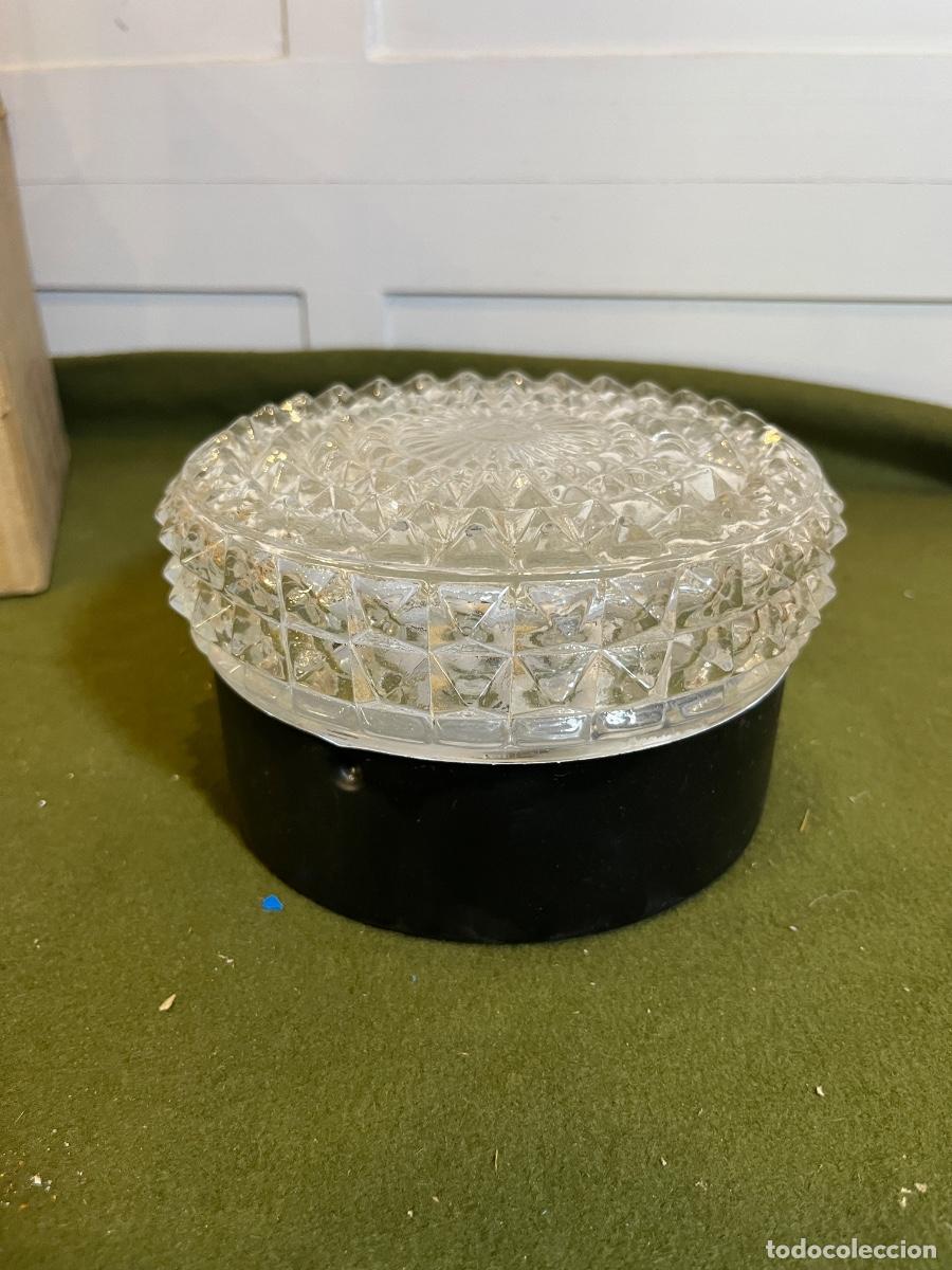 Antiques: Plaf&oacute;n aplique vintage de cristal prensado geom&eacute;trico con base met&aacute;lica negra &ndash; A&ntilde;os 60-70