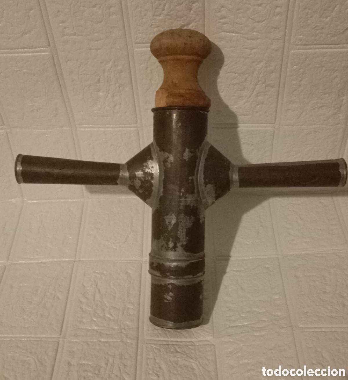 Antig&uuml;edades: Antigua churrera manual de hojalata con &eacute;mbolo de madera y doble asa &ndash; utensilio tradicional