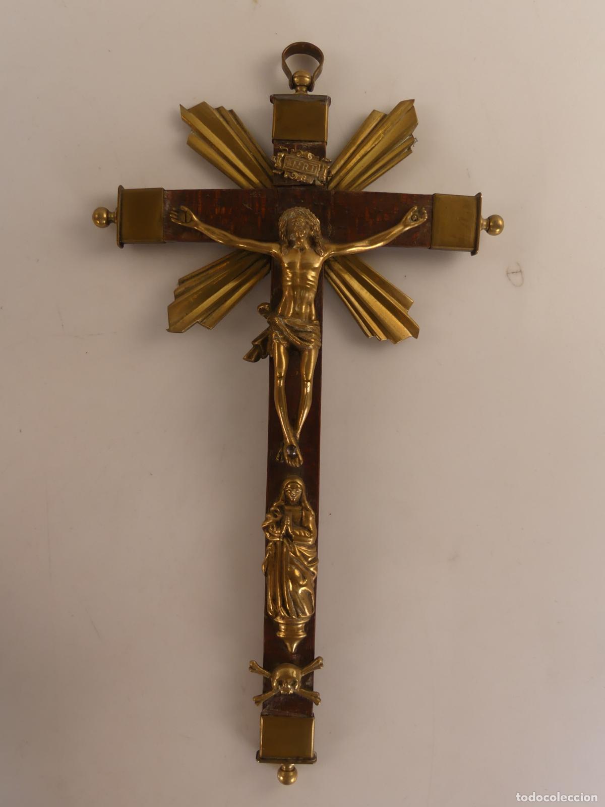 Antiques: PRECIOSO CRUCIFIJO DE MADERA Y METAL PARA COLGAR