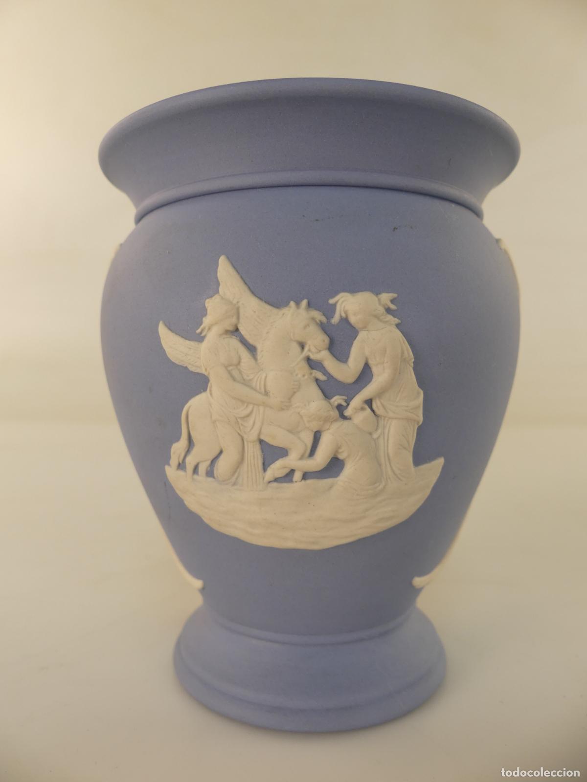 Antiques: FLORERO DE PORCELANA INGLESA WEDGWOOD
