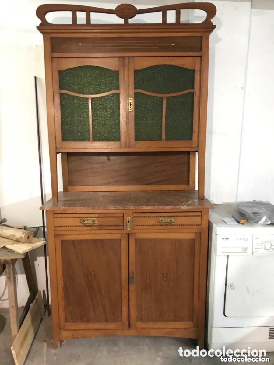 Antig&uuml;edades: Aparador modernista original. Cristales verdes granulados. Principios sXX
