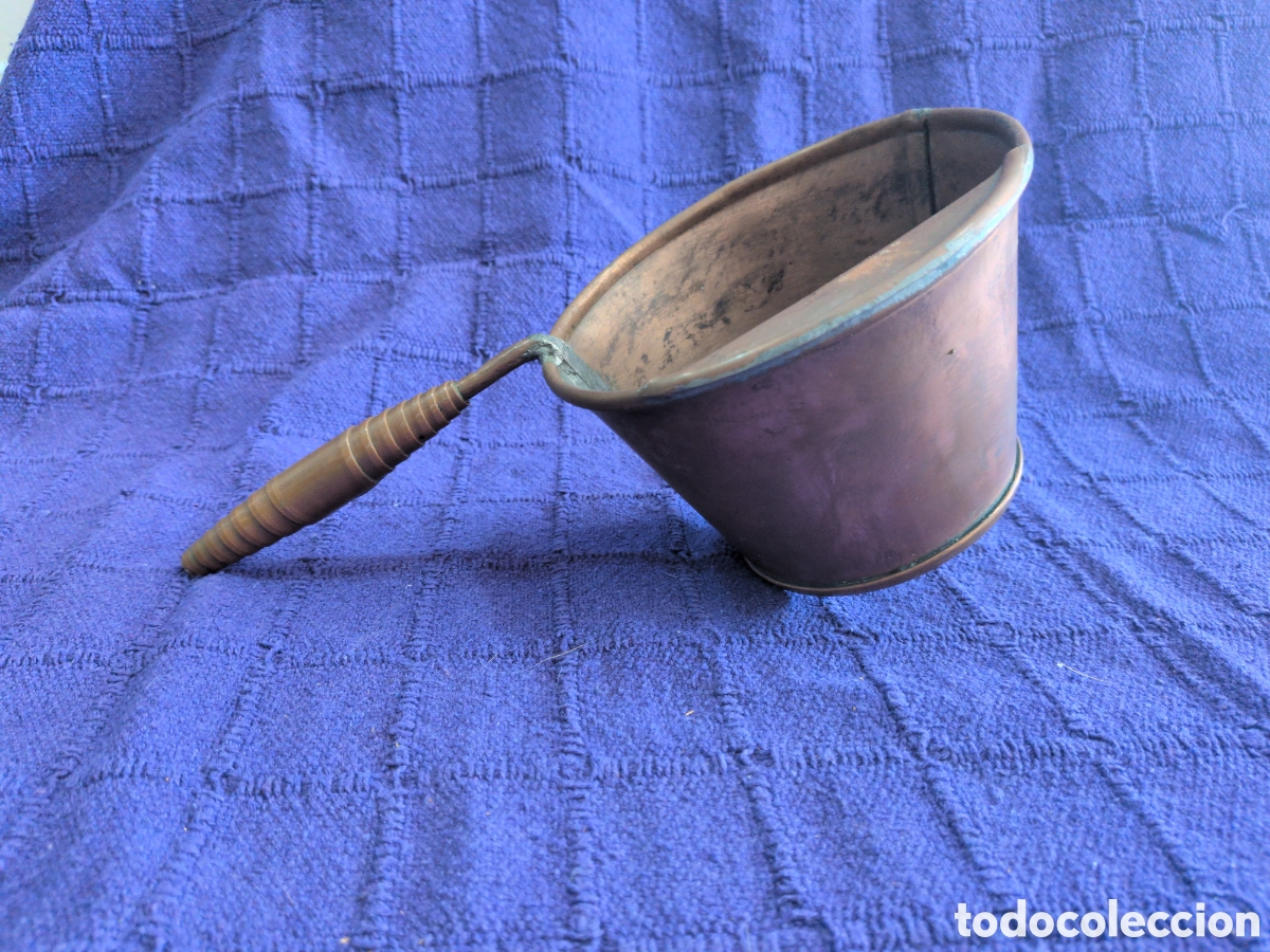 Antig&uuml;edades: Cazo / Jarra Medidora de Cobre Antigua con Mango Torneado &ndash; Decoraci&oacute;n R&uacute;stica