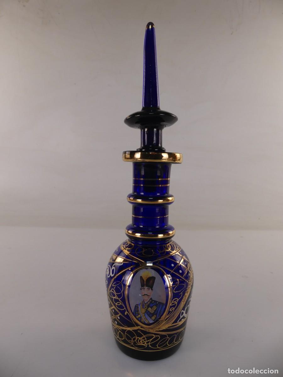 Antig&uuml;edades: PRECIOSA BOTELLA DE CRISTAL AZUL COBALTO Y DORADO