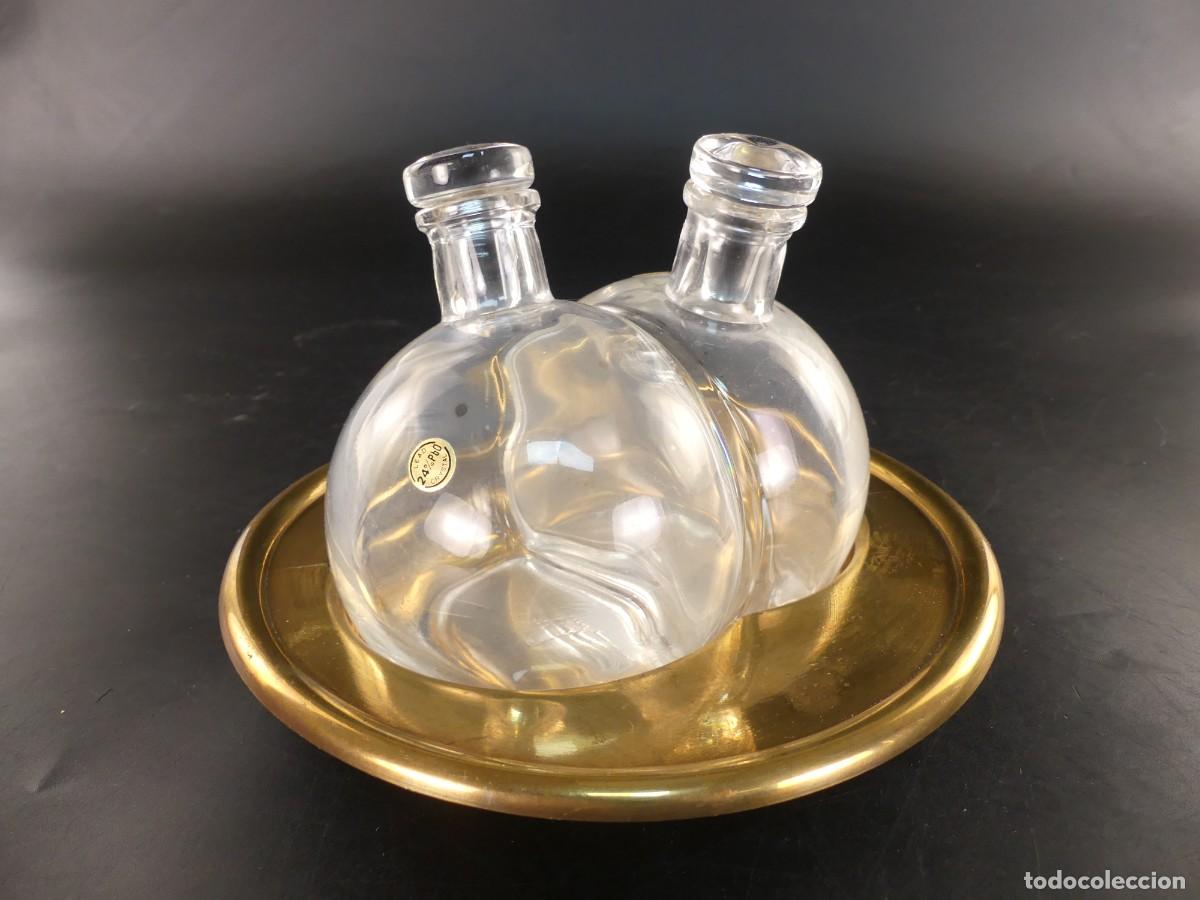 Antiques: JUEGO DE VINAGRERAS DE CRISTAL CON BANDEJA DE METAL