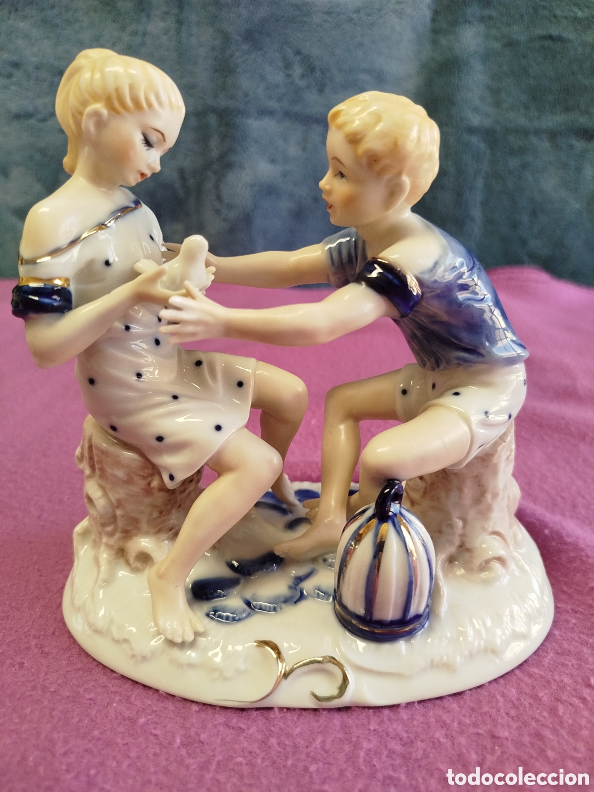 Antig&uuml;edades: Escultura de dos j&oacute;venes con una paloma en porcelana alemana (sin catalogar).
