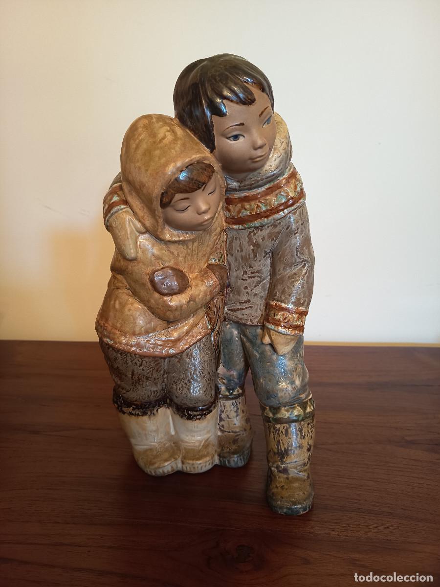 Antig&uuml;edades: Escultura de Gres Lladr&oacute; - &rdquo;Pareja del &Aacute;rtico&rdquo; N&ordm; 2038 (33 cm) - Descatalogada