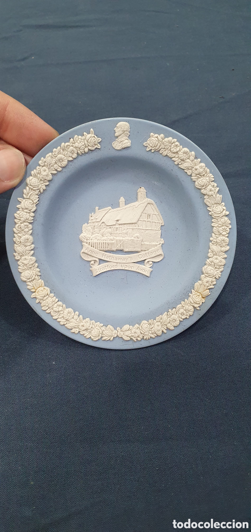 Antiques: Platito en porcelana de Wedgwood. (L135)