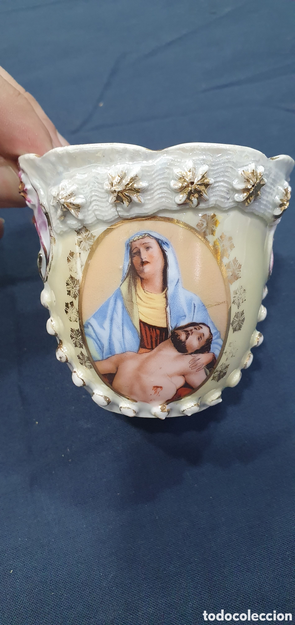 Antiguidades: Taza modernista con imagen de La Piedad. Muy rara. (L135)