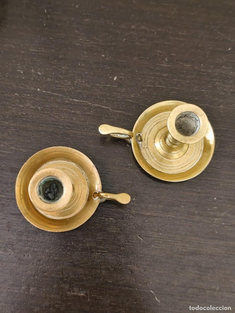 Antig&uuml;edades: Pareja de palmatorias en bronce de 5 cm. - Foto 5