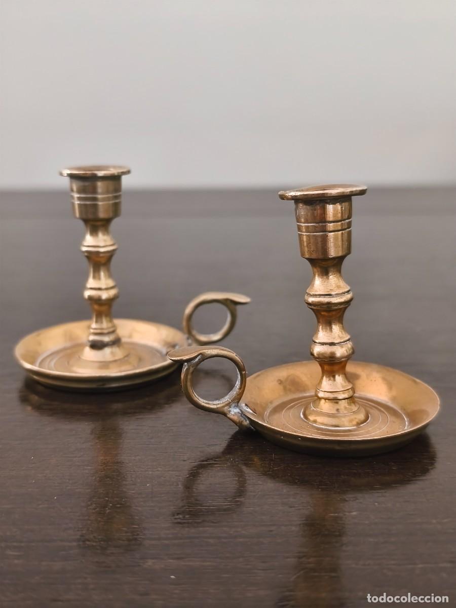 Antig&uuml;edades: Pareja de palmatorias en bronce de 5 cm. - Foto 10