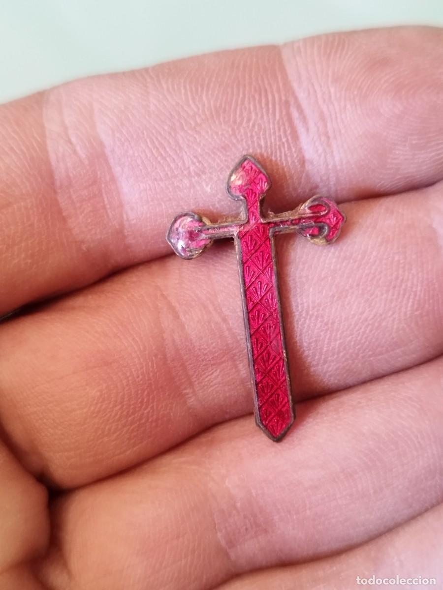 Antig&uuml;edades: Antigua Cruz de Santiago esmaltada en rojo.