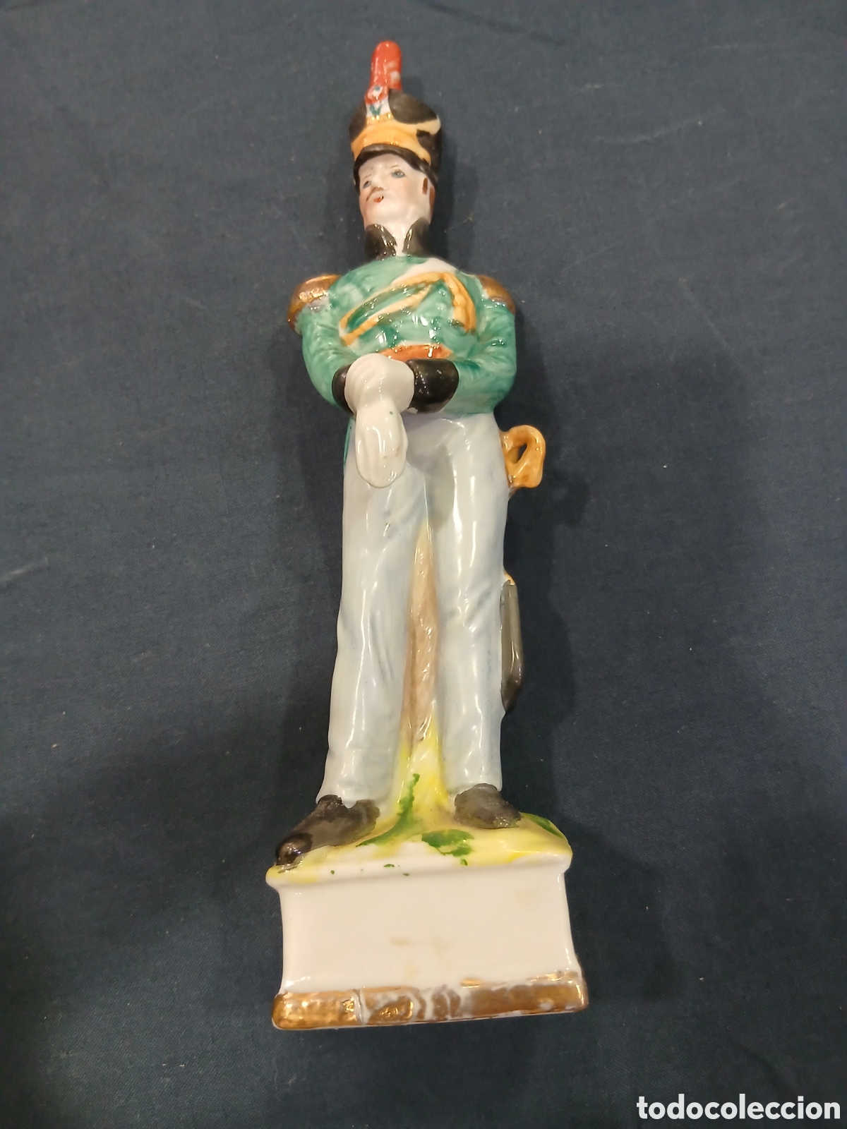 Antiques: Figura en cer&aacute;mica soldado pintado a mano. (L135)