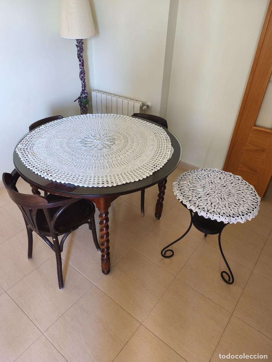 Antig&uuml;edades: Dos pa&ntilde;itos de crochet hechos a mano de color blanco en distintos tama&ntilde;os.