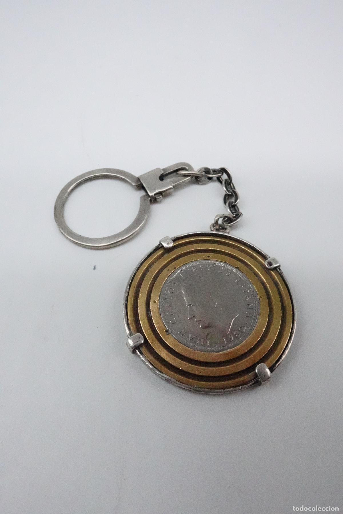 Antig&uuml;edades: LLAVERO PLATA Y LATON VINTAGE CON MONEDA JUAN CARLOS I REY DE ESPA&Ntilde;A 1980 COLECCIONISMO