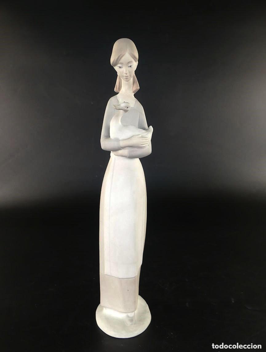 Antiques: Nao by Lladr&oacute; - Figurita - Ni&ntilde;a con Pato - Porcelana