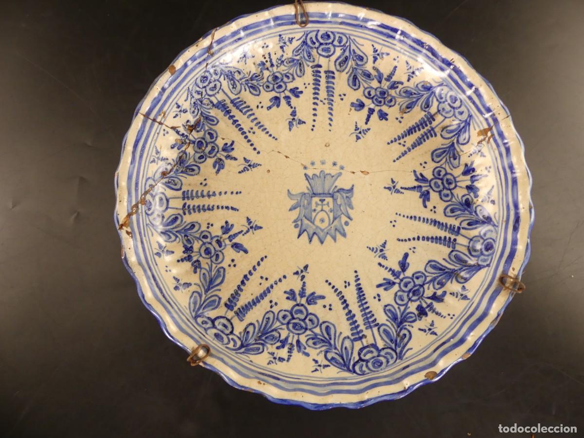 Antiquit&auml;ten: PLATO DE PORCELANA DE TALAVERA DECORADO A MANO