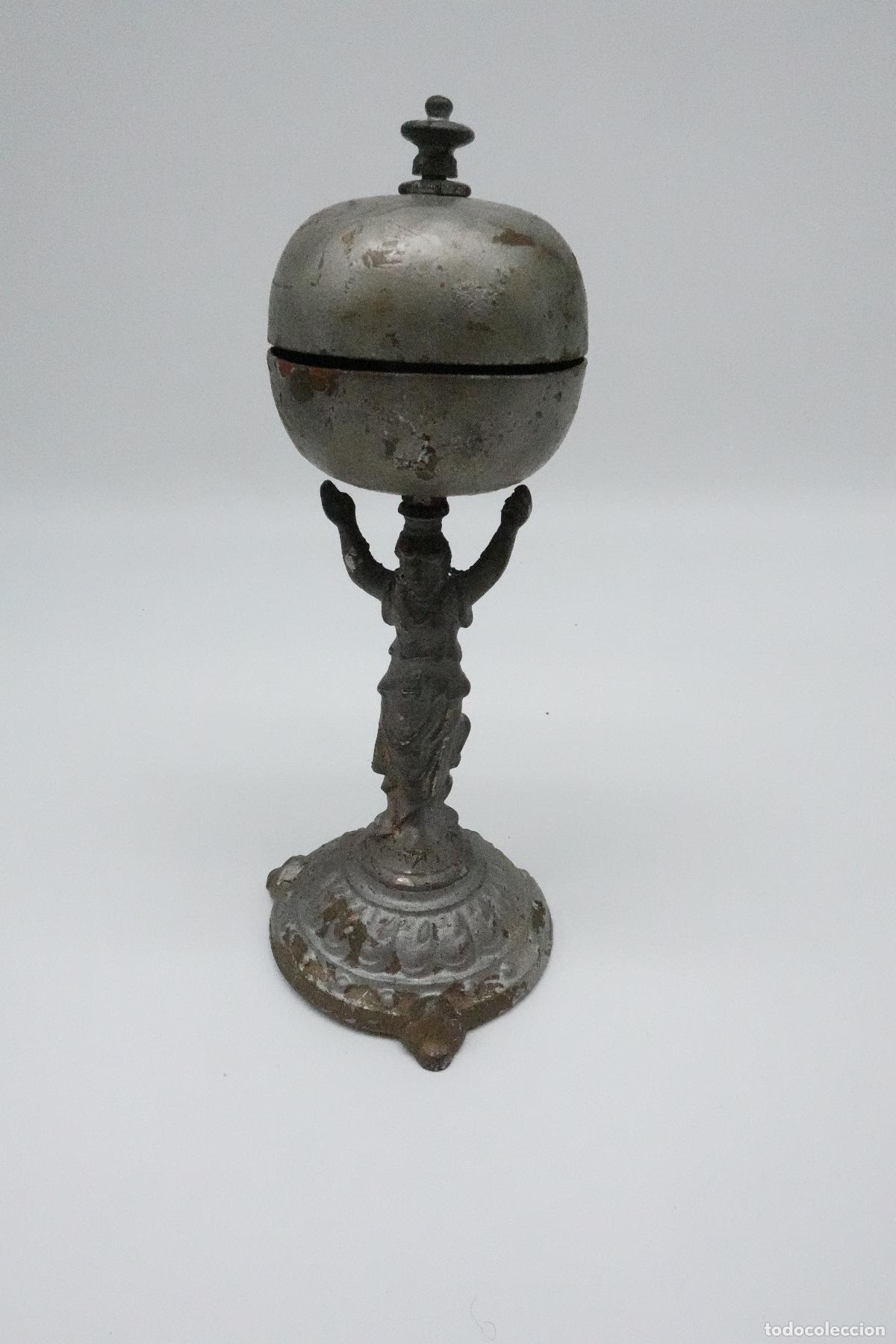 Antiques: TIMBRE DE HOTEL ANTIGUO DE SOBREMESA MET&Aacute;LICO CON FIGURA DECORATIVA Y PEDESTAL PARA RESTAURAR
