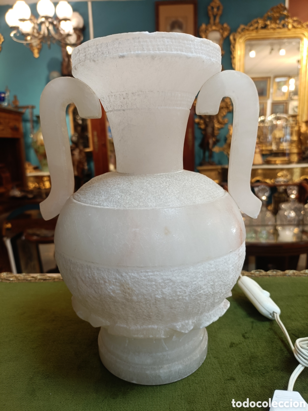 Antig&uuml;edades: BONITA LAMPARA VINTAGE EN FORMA DE JARR&Oacute;N ELABORADA EN ALABASTRO. 26CM ALTO