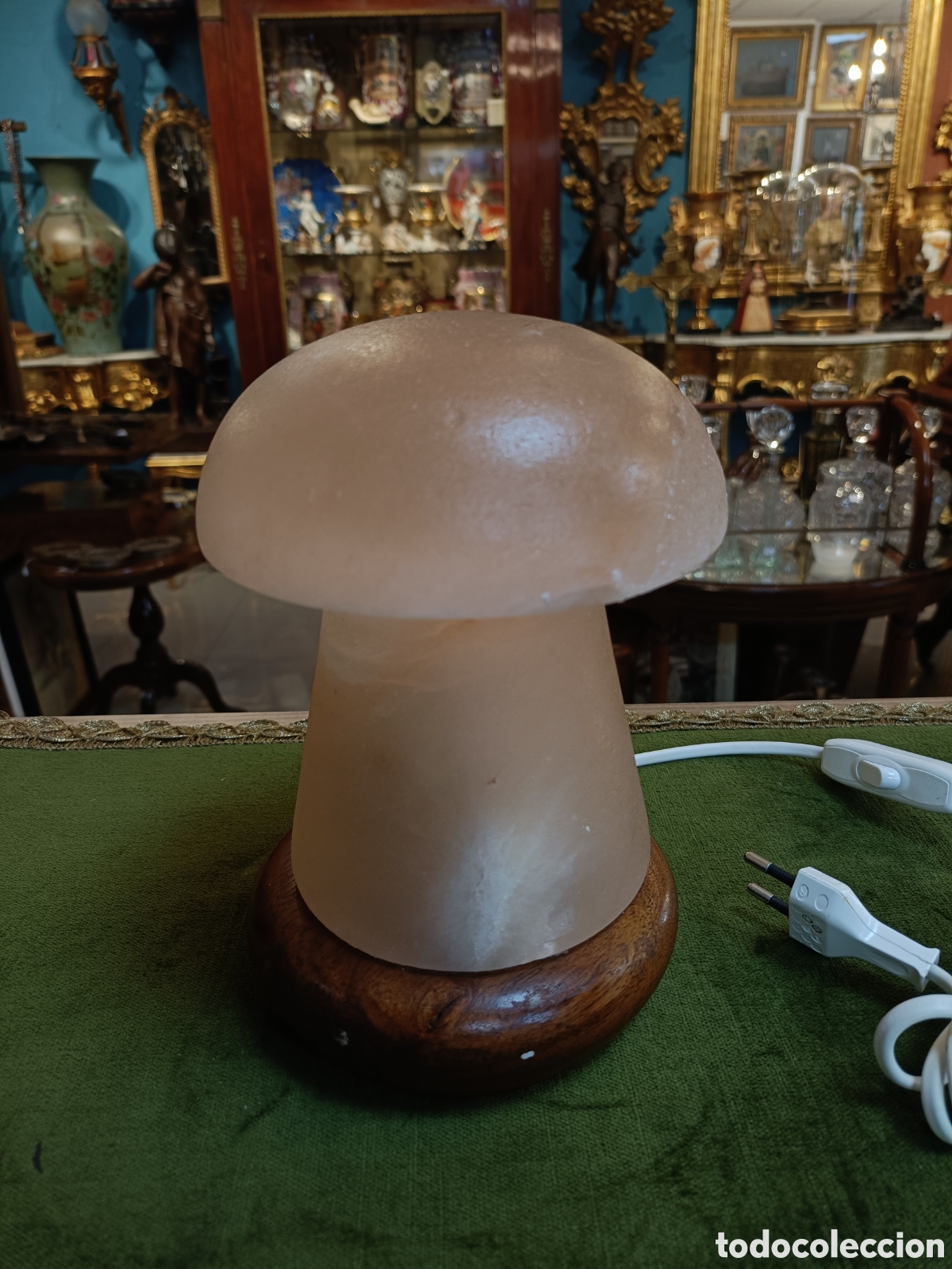 Antig&uuml;edades: CURIOSA LAMPARA VINTAGE ELABORADA EN PIEDRA DE SAL TALLADA CON LA BASE DE MADERA 19CM ALTO