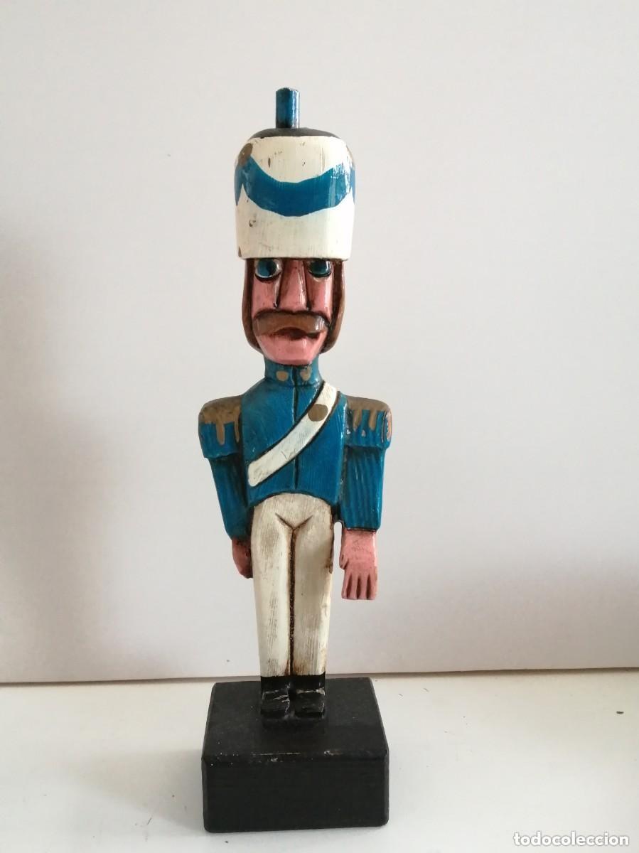 Antig&uuml;edades: TALLA DE MADERA POLICROMADA - A&Ntilde;OS 60 - CUENTO SOLDADITO DE PLOMO. SOLDADO SOBRE PEANA - VINTAGE