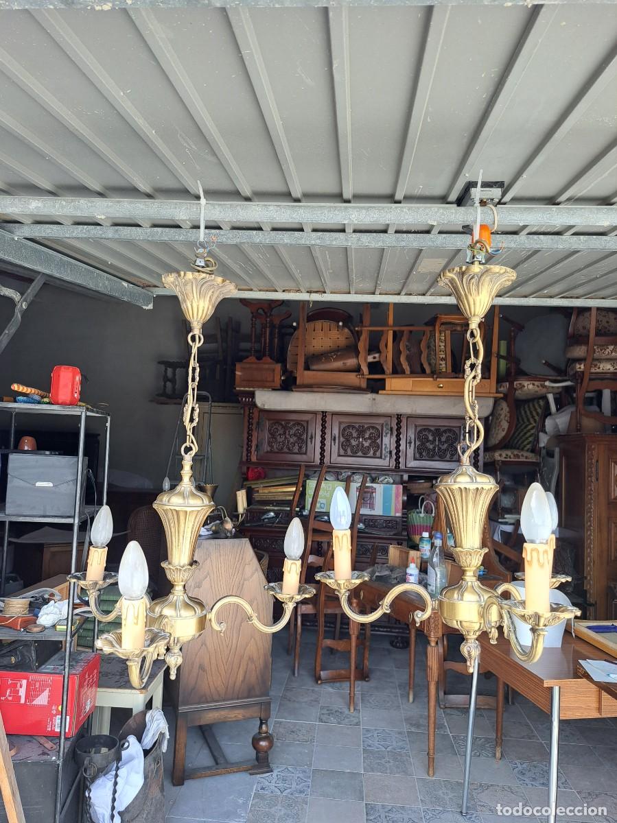 Antig&uuml;edades: Pareja de l&aacute;mparas de techo de lat&oacute;n 3 luces.