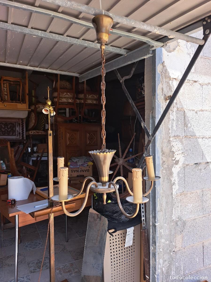 Antig&uuml;edades: Bonita l&aacute;mpara de techo de lat&oacute;n 4 luces.