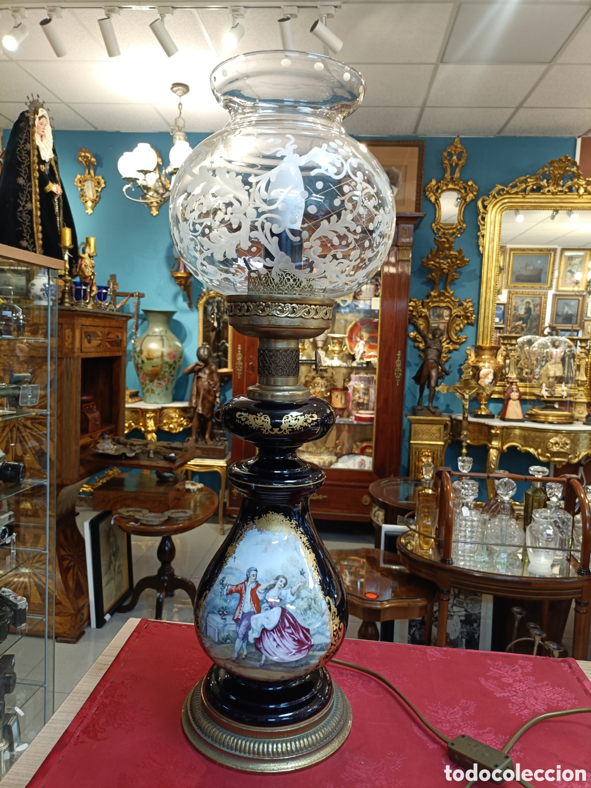 Antig&uuml;edades: L&aacute;mpara de mesa de estilo quinqu&eacute; con un cuerpo de cer&aacute;mica azul oscuro decorado con una escena...