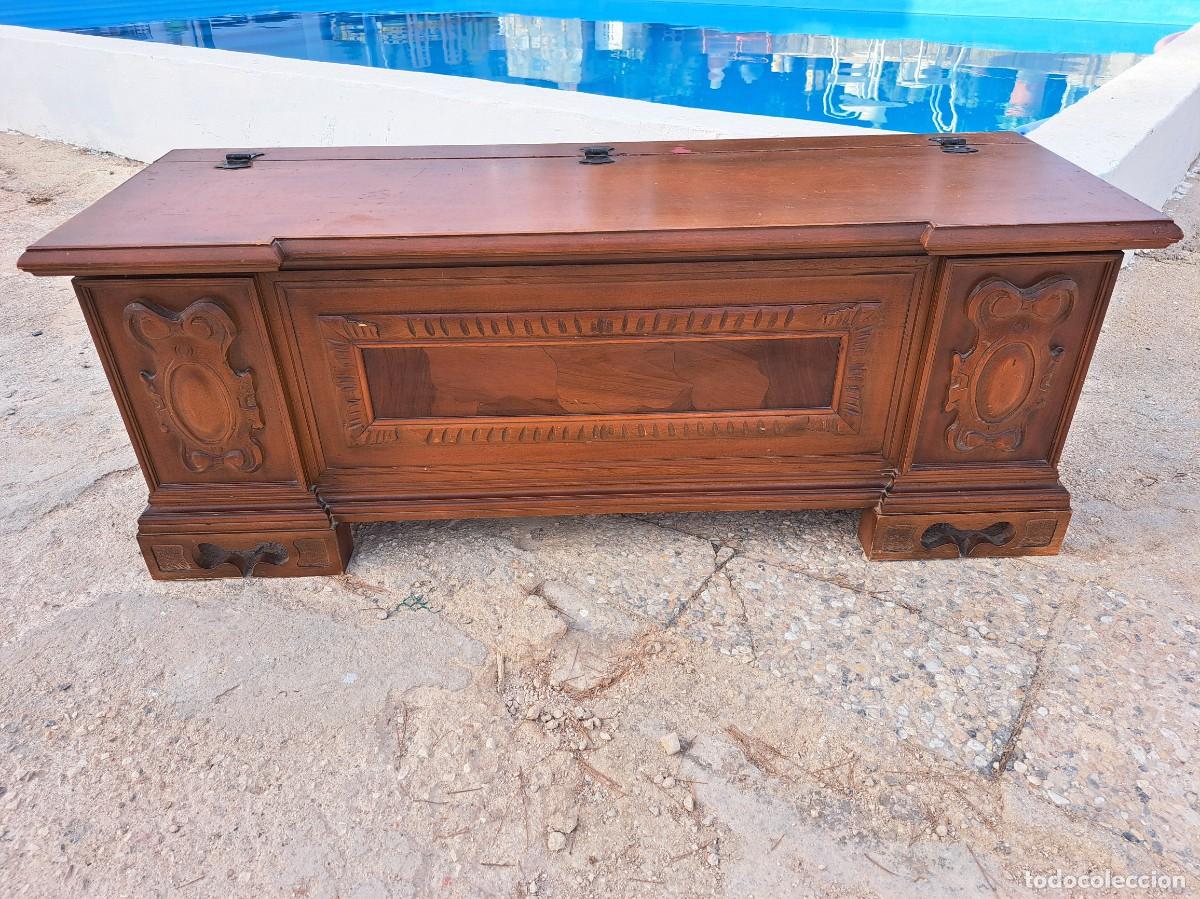 Oggetti Antichi: Arc&oacute;n / ba&uacute;l de madera tallada con detalles ornamentales en relieve en el frente