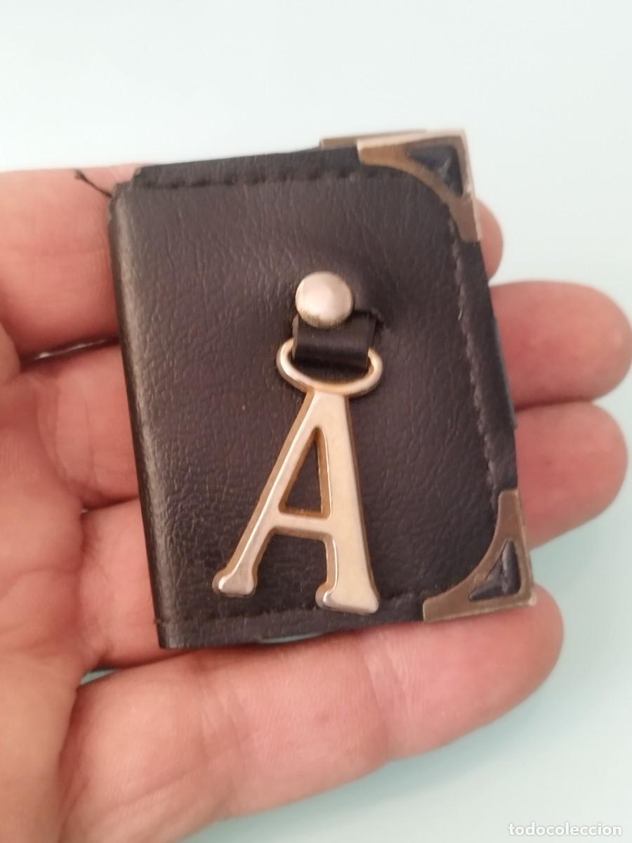 Antig&uuml;edades: Peque&ntilde;o portafotos de bolsillo antiguo de color negro con esquinas met&aacute;licas. Con fotos. Inicial A.